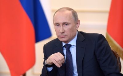 Le président russe Vladimir Poutine lors d'une conférence de presse dans sa résidence de Novo-Ogaryova près de Moscou, le 4 mars 2014 (Crédit : Alexey Nikolsky/AFP)