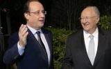 Roger Cukierman, alors président du CRIF, accueille le président François Hollande au dîner annuel du CRIF, le 4 mars 2014. (Crédit : Michel Euler/Pool/AFP)