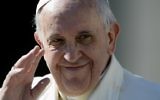 Le pape François Ier salue la foule sur la place Saint Pierre au Vatican, le 5 mars 2014 (Crédit : Andrea Solaro/AFP Photo)