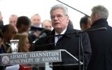 Le président Joachim Gauck demande publiquement  pardon à la Grèce pour des massacres commis par les nazis, 7 mars 2014 (Crédit : Sakis Mitrolidis/AFP)