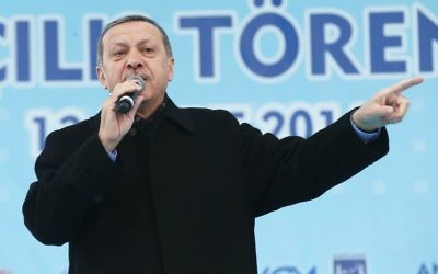 Le Premier ministre turc Recep Tayyip Erdogan prononce un discours à la cérémonie d'ouverture d'une nouvelle ligne de métro à Ankara, le 13 mars 2014 (Crédit : AFP PHOTO/Adem Altan)