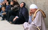 Les familles des condamnés à mort attendent devant le tribunal de Minya en Égypte, le 25 mars 2014 (Crédit : AFP Photo/STR)