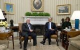 Le président américain Barack Obama et le président de l’Autorité palestinienne Mahmoud Abbas en réunion à la Maison Blanche à Washington (Crédit : Saul Loeb/AFP)