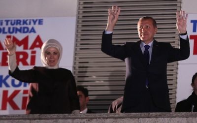Le Premier ministre turc Recep Tayyip Erdogan  et sa femme Emine Erdogan saluent les foules, le 31 mars 2014 (Crédit : Adem Altan/AFP Photo)