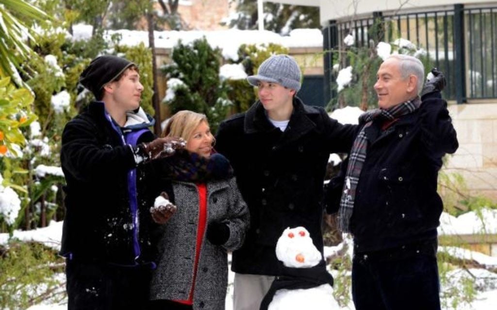 Benjamin Netanyahu et sa famille sous la neige (Crédit : Bureau de Presse du Gouvernement)