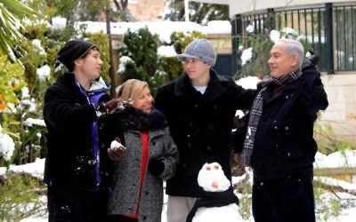 Benjamin Netanyahu et sa famille sous la neige (Crédit : Bureau de Presse du Gouvernement)