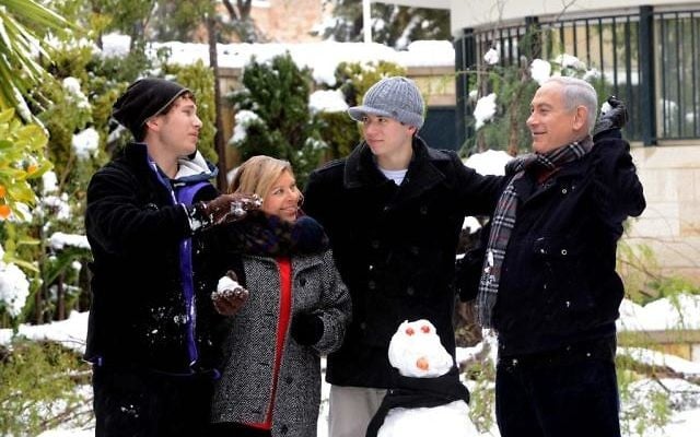 Benjamin Netanyahu et sa famille sous la neige (Crédit : Bureau de Presse du Gouvernement) Benjamin Netanyahu et sa famille sous la neige (Crédit : Bureau de Presse du Gouvernement)