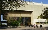 Le musée Beit Hatfusot, anciennement le musée de la Diaspora, à Tel Aviv (Crédit : CC BY Avishai Teicher/Wikimedia Commons)