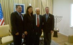 Le président Shimon Peres rencontre la Sénatrice Kelly Ayote, le Sénateur Joe Donnelly, et le membre du Congrès américain Stephen Lynch, à Jérusalem, le 20 mars 2014 (Crédit : page Facebook de l'ambassadeur Dan Shapiro)