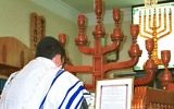 Un Juif iranien prie à la synagogue de Shiraz, Iran (Crédit : domaine public)