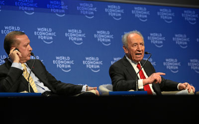 Le Premier ministre turc Recep Tayyip Erdoğan et le président israélien Shimon Peres au World Economic Forum à Davos, 2009 (Crédit : CC BY World Economic Forum/Flickr)