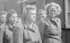 Des gardes d'un camp nazi marchent après la libération du camp de Bergen Belsen, en Allemagne, avril 1945 (Crédit : unité du film et de la photographie, sergent H Oakes/Wikimedia Commons)