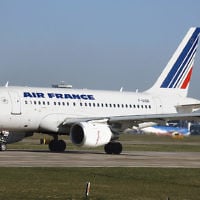 Illustration : Un avion de la compagnie Air France, en mars 2009. (Crédit : Adrian Pingstone/domaine public/Wikimedia Commons)