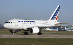 Illustration : Un avion de la compagnie Air France, en mars 2009. (Crédit : Adrian Pingstone/domaine public/Wikimedia Commons)
