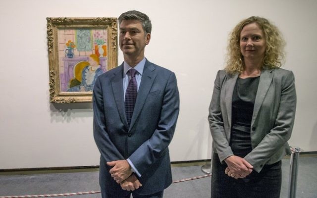 Tone Hansen (à droite) et Christopher A Marinello (à gauche) au musée norvégien (Crédit : AFP)