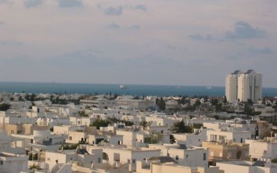 Vue sur les toits de Ashdod (Crédit : Kberlin/domaine public/Wikimedia Commons)