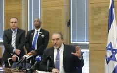 Avigdor Liberman s'adressant à la Knesset - 25 mars 2014 (Crédit : Miriam Alster/Flash 90)