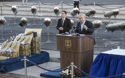 Benjamin Netanyahu à la conférence de presse à Eilat, pour montrer les armes trouvées à bord du Kols-C (Crédit : Jack Guez/AFP)
