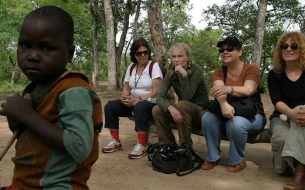 Des ambassadeurs d'Israël se sont rendu en République d'Afrique Centrale pour sensibiliser le public à la pauvreté qui y règne, un projet d'IsraAID en partenariat avec le ministère israélien des Affaires étrangères, 2008 (Crédit : autorisation d'IsraAID)