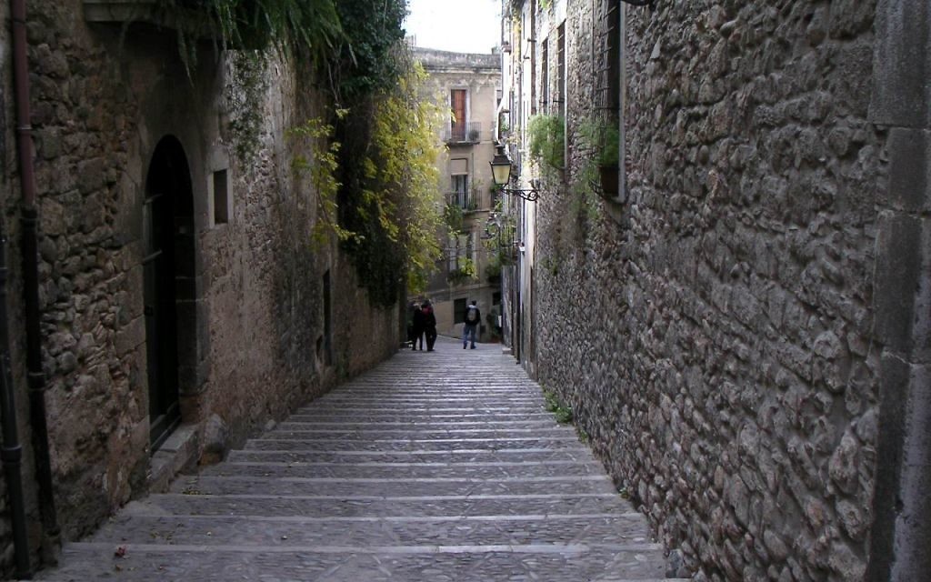 Les rues étroites de l'ancien quartier juif de Gironne, el Call, 2003, (Crédit : Aylaross/domaine publique/Wikimedia Commons)