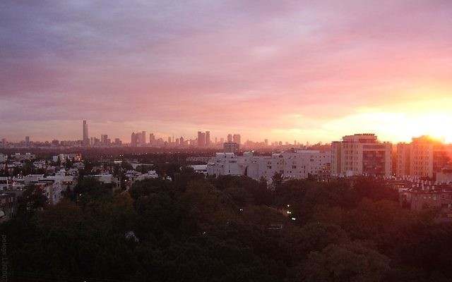 Coucher de soleil sur Tel Aviv (Crédit : Peleg Sapir/CC BY SA 3.0/Wikimedia commons)