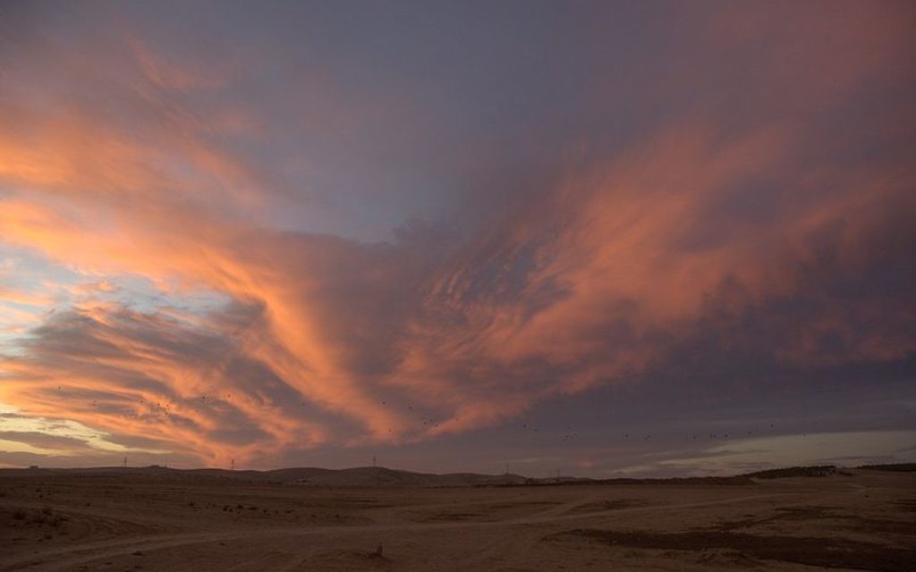 Coucher de soleil sur le Néguev (Crédit : Netzach Farbiash/Wikimedia commons)