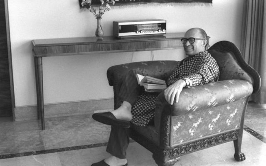 Menachem Begin chez lui. (Crédit : Bureau de Presse du Gouvernement)