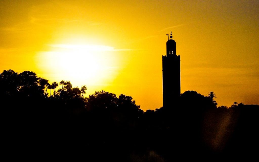 Une vue des cimes de Marrakech et de la célèbre mosquée Koutoubia au levé du soleil (Crédit : Michal Schmulovich/Times of Israel)
