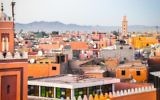 Une vue sur la vieille ville de Marrakech avec l'Atlas en arrière-plan (Crédit : Michal Schmulovich/Times of Israel)