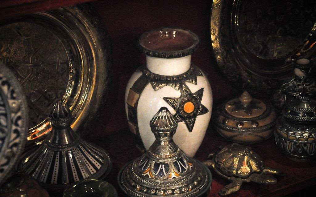Des tajines entreposées dans une vitrine d'un magasin d'argent et de bijoux, dans la vielle ville de Fès  (Crédit : Michal Schmulovich/Times of Israel)