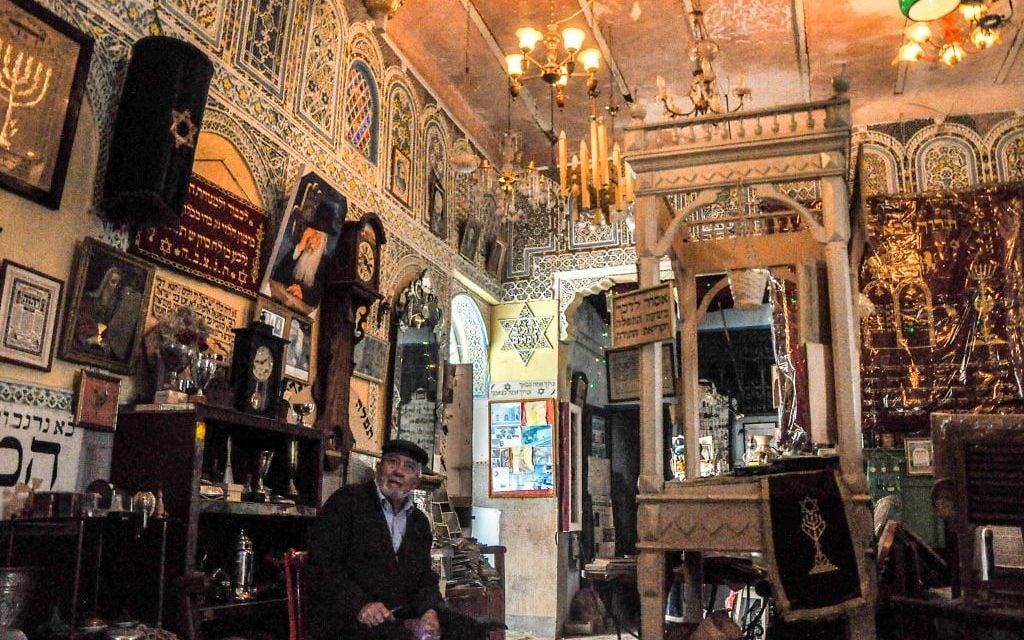 Edmond Milmoun Gabay au musée des artefacts juifs de la synagogue Habarim de Fès (Crédit : Michal Schmulovich/Times of Israel)
