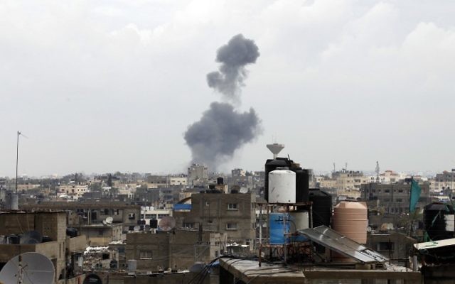De la fumée après une riposte israélienne dans la ville de Rafah (Crédit : Said Khatib/AFP)