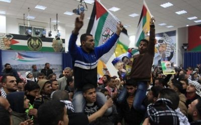 Des Palestiniens célébrant la troisième libération de prisonniers de décembre 2013 (Crédit : Issam Rinawi/Flash 90)