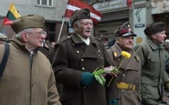 Des anciens combattants lettons des Waffen SS défilent à Riga (Crédit : AFP/Ilmars Znotins)
