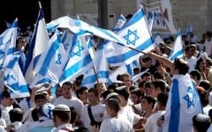 Des dizaines d'Israéliens portant des drapeaux de l'Etat hébreu pour célébrer le jour de Jérusalem (Crédit : Nati Shohat/Flash 90)