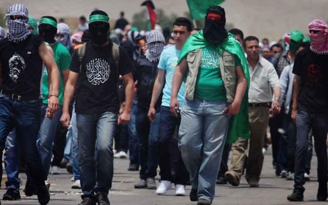 Des manifestants palestiniens à Gaza (Crédit : Issam Rimawi/Flash 90)