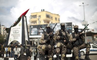 Des membres de la branche armée du Hamas, les Brigades Ezzedine al-Qassam, devant le monument du M-75 inauguré le 10 mars 2014 (Crédit : Mahmud Hams/AFP)