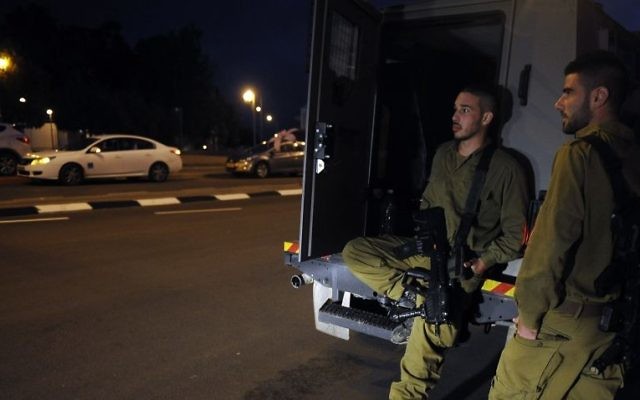 Des soldats de l'armée israélienne dans la ville de Sderot la nuit du mercredi 12 mars 2014 (Crédit : Flash 90) Des soldats de l'armée israélienne dans la ville de Sderot la nuit du mercredi 12 mars 2014 (Crédit : Flash 90)