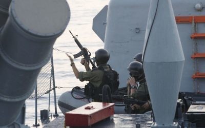 Des soldats israéliens à bord d'un navire (Crédit : Moti Milrod/Pool/Flash 90)