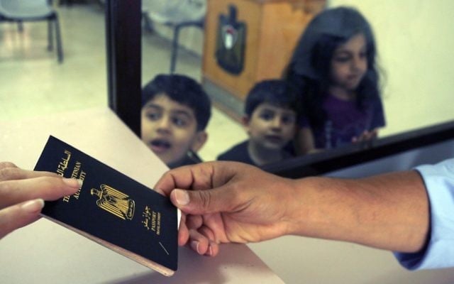 Des voyageurs palestiniens au terminal de Rafah (Crédit : Abed Rahim Khatib/Flash 90)