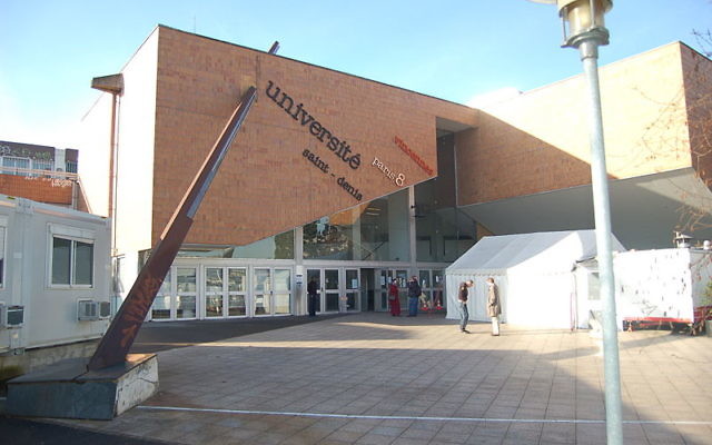 Entrée de l'Université Paris VIII (Crédit : Wikimedia commons)