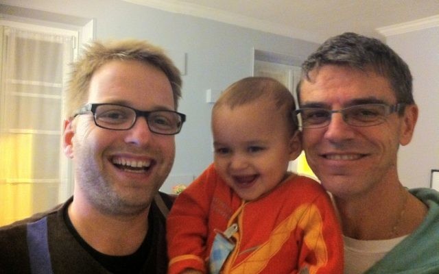 Eran (gauche), son partenaire Jean-Louis et leur fils Elay-Gabriel dans leur domicile parisien. (Crédit : autorisation d'Eran via JTA)
