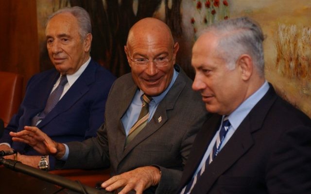 Arnon Milchan, au centre, avec Shimon Peres, à gauche, et Benjamin Netanyahu, le 28 mars 2005. (Crédit : Flash90/File) Arnon Milchan, au centre, avec Shimon Peres, à gauche, et Benjamin Netanyahu, le 28 mars 2005. (Crédit : Flash90/File)