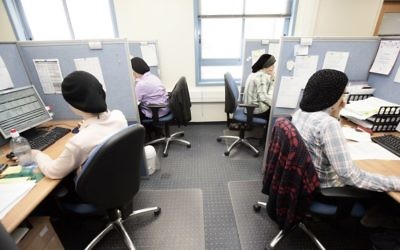 Une société high-tech emploie des femmes ultra-orthodoxes à Modiin Illit, 2009 (Crédit : Abir Sultan/Flash90)