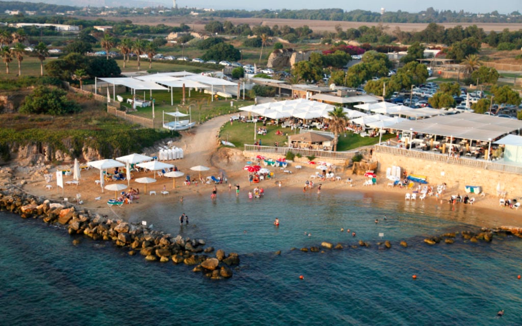 Une vue aérienne de la ville portuaire de Césarée. (Crédit : Moshe Shai/Flash90)