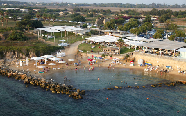 Une vue aérienne de la ville portuaire de Césarée. (Crédit : Moshe Shai/Flash90)
