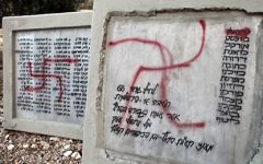 Des croix gammées peintes sur un monument à la forêt de la Paix, à Jérusalem, le 14 novembre 2012. (Crédit : Yoav Ari Dudkevitch/Flash90)