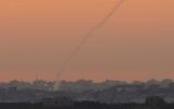 De la fumée tracée par une roquette tirée à partir de la bande de Gaza, novembre 2012 (Crédit : Yonatan Sindel/Flash90)