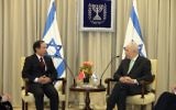 L'ambassadeur du Vietnam en Israël, Ta Duy Chinh, reçu par le président israélien Shimon Peres, le 28 février 2013 (Crédit : Issac Harari/ FLASH90)