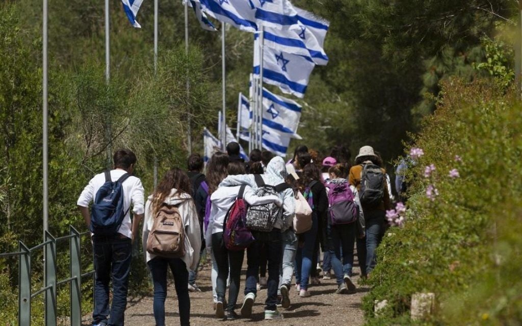 Des jeunes Israéliens se rendent au Mont Herzl, à partir de Yad Vashem, le 10 avril 2013 (Crédit : Flash90) Des jeunes Israéliens se rendent au Mont Herzl, à partir de Yad Vashem, le 10 avril 2013 (Crédit : Flash90)